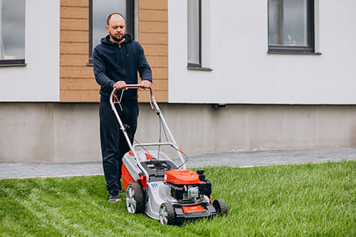 Réglage de la hauteur de coupe sur une tondeuse thermique